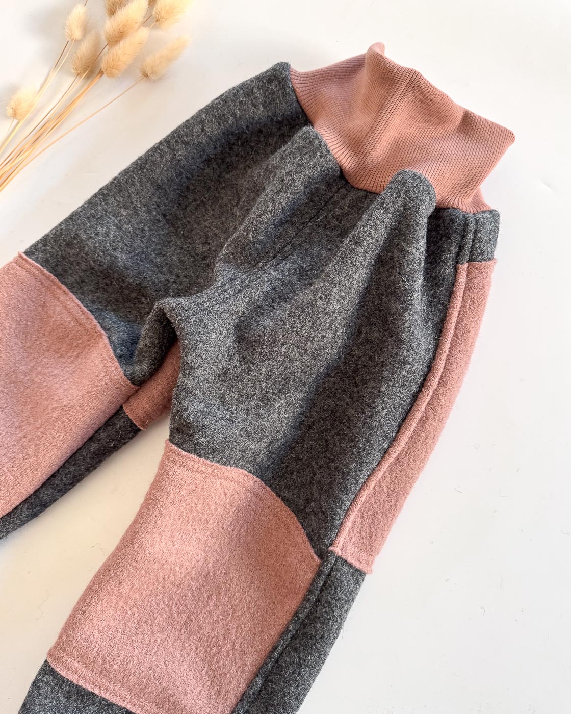 Sofortkauf: Walkhose in Anthrazit mit Po- und Knie Verstärkung in Altrosa, Gr. 98/104 – Bild 2