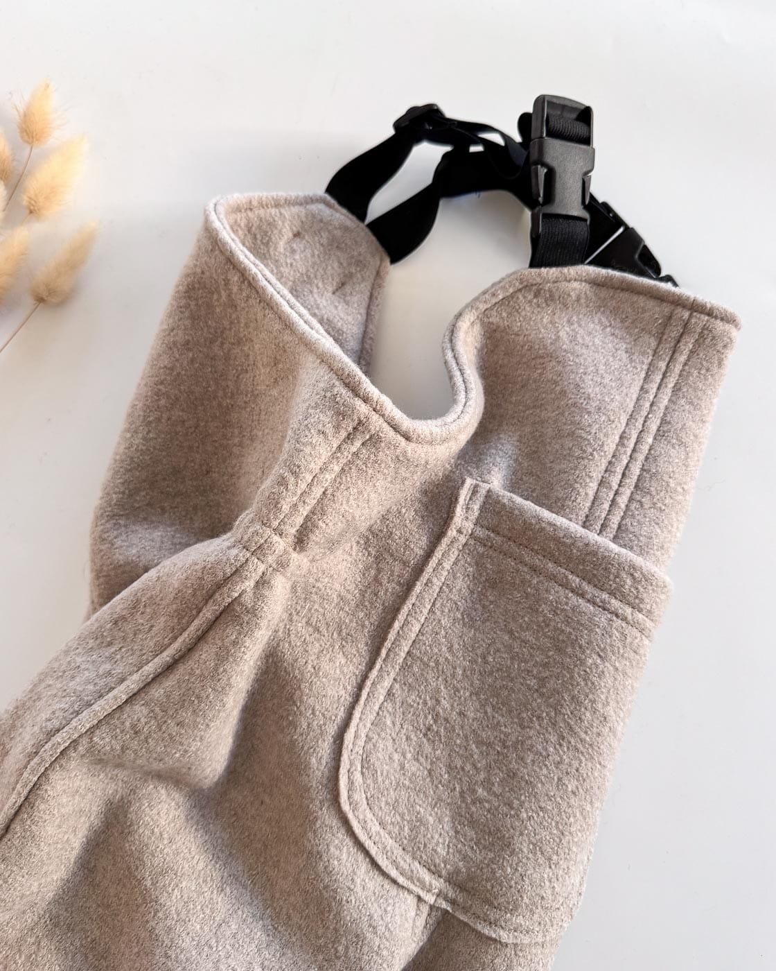 Sofortkauf: Walk-Latzhose Merino Creme mit Knie-Verstärkung und Tasche in Creme, Gr. 92/98 – Bild 2