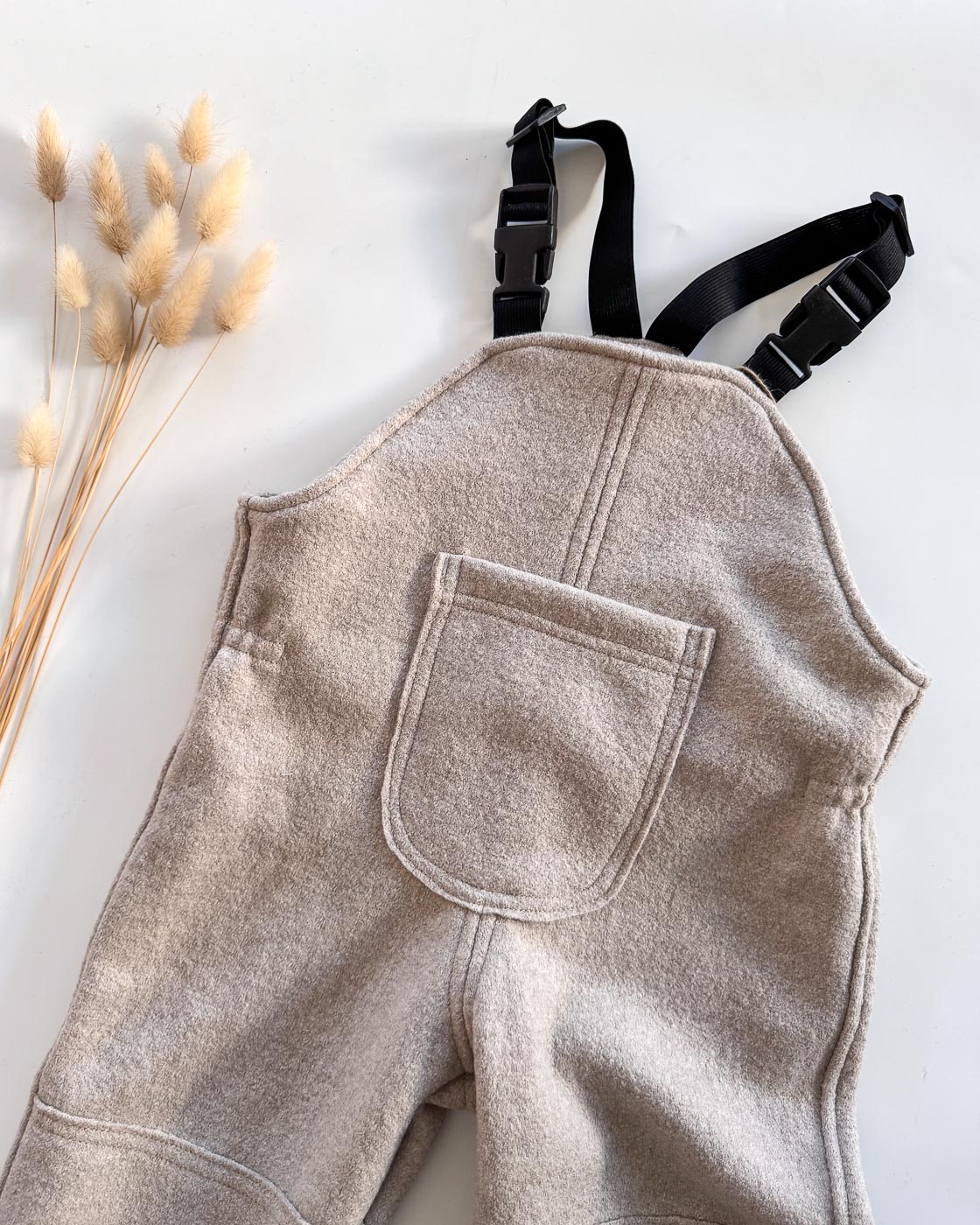 Sofortkauf: Walk-Latzhose Merino Creme mit Knie-Verstärkung und Tasche in Creme, Gr. 92/98 – Bild 3