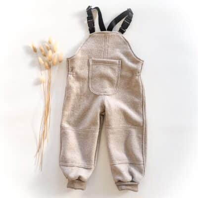 Sofortkauf: Walk-Latzhose Merino Creme mit Knie-Verstärkung und Tasche in Creme, Gr. 92/98