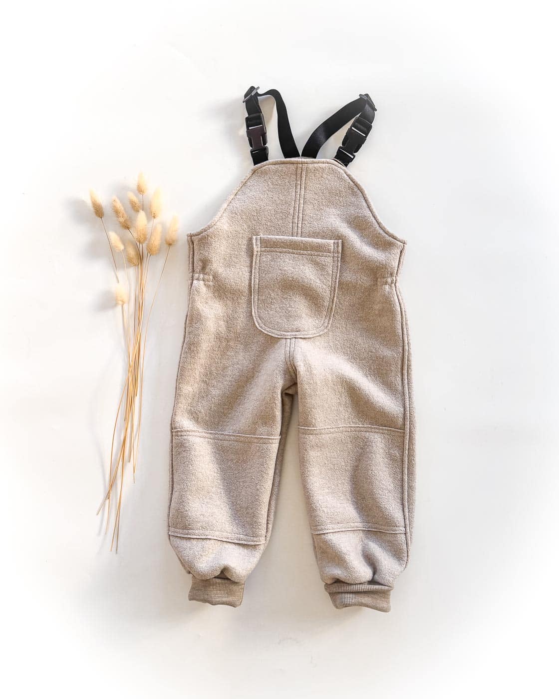 Sofortkauf: Walk-Latzhose Merino Creme mit Knie-Verstärkung und Tasche in Creme, Gr. 92/98