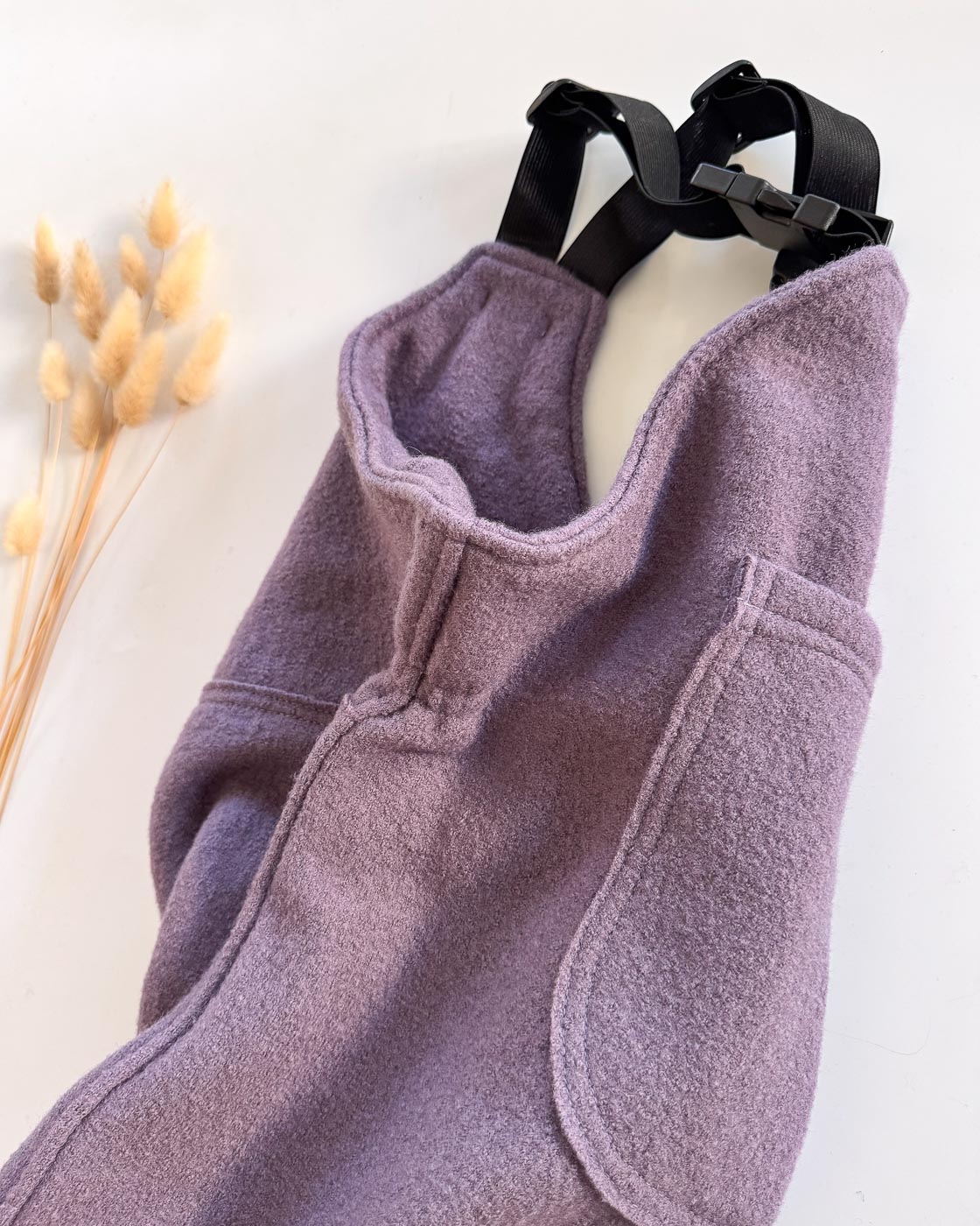 Sofortkauf: Walk-Latzhose Lila mit Po und Knie-Verstärkung und Tasche, Gr. 122/128 – Bild 2