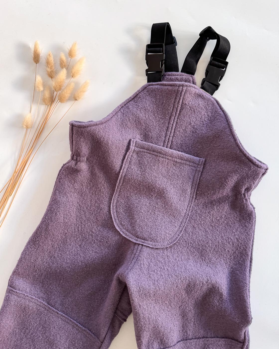 Sofortkauf: Walk-Latzhose Lila mit Po und Knie-Verstärkung und Tasche, Gr. 122/128 – Bild 3