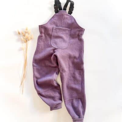 Sofortkauf: Walk-Latzhose Lila mit Po und Knie-Verstärkung und Tasche, Gr. 122/128