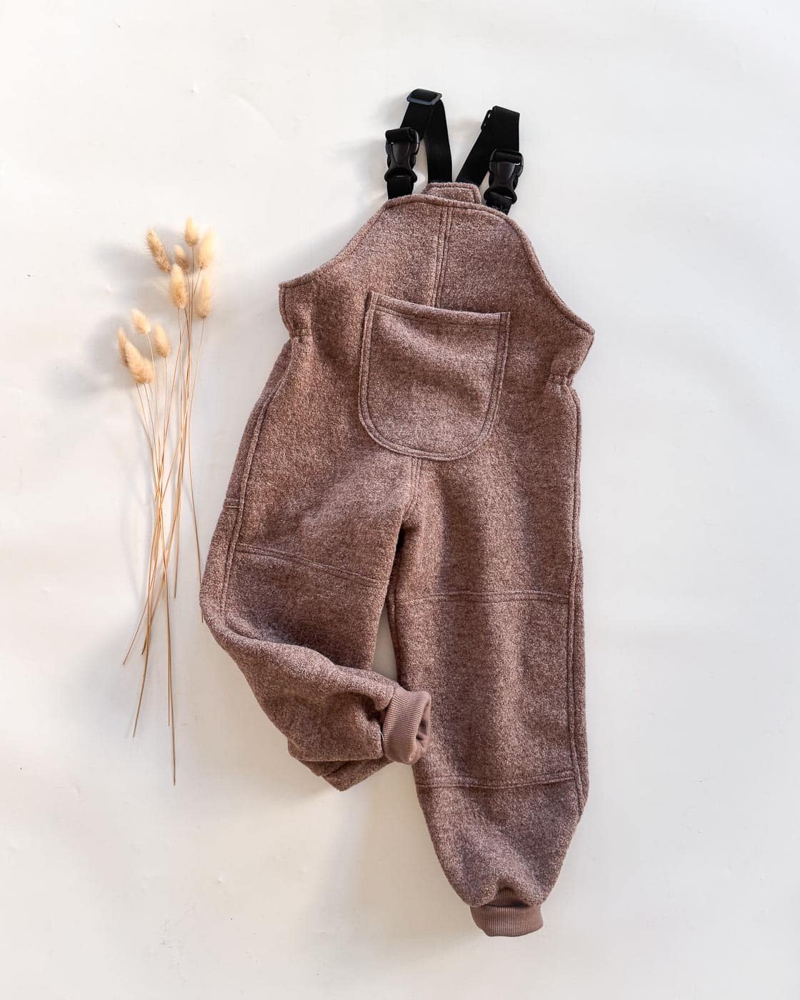 Sofortkauf: Walk-Latzhose Schlamm mit Po und Knie-Verstärkung und Tasche, Gr. 110/116