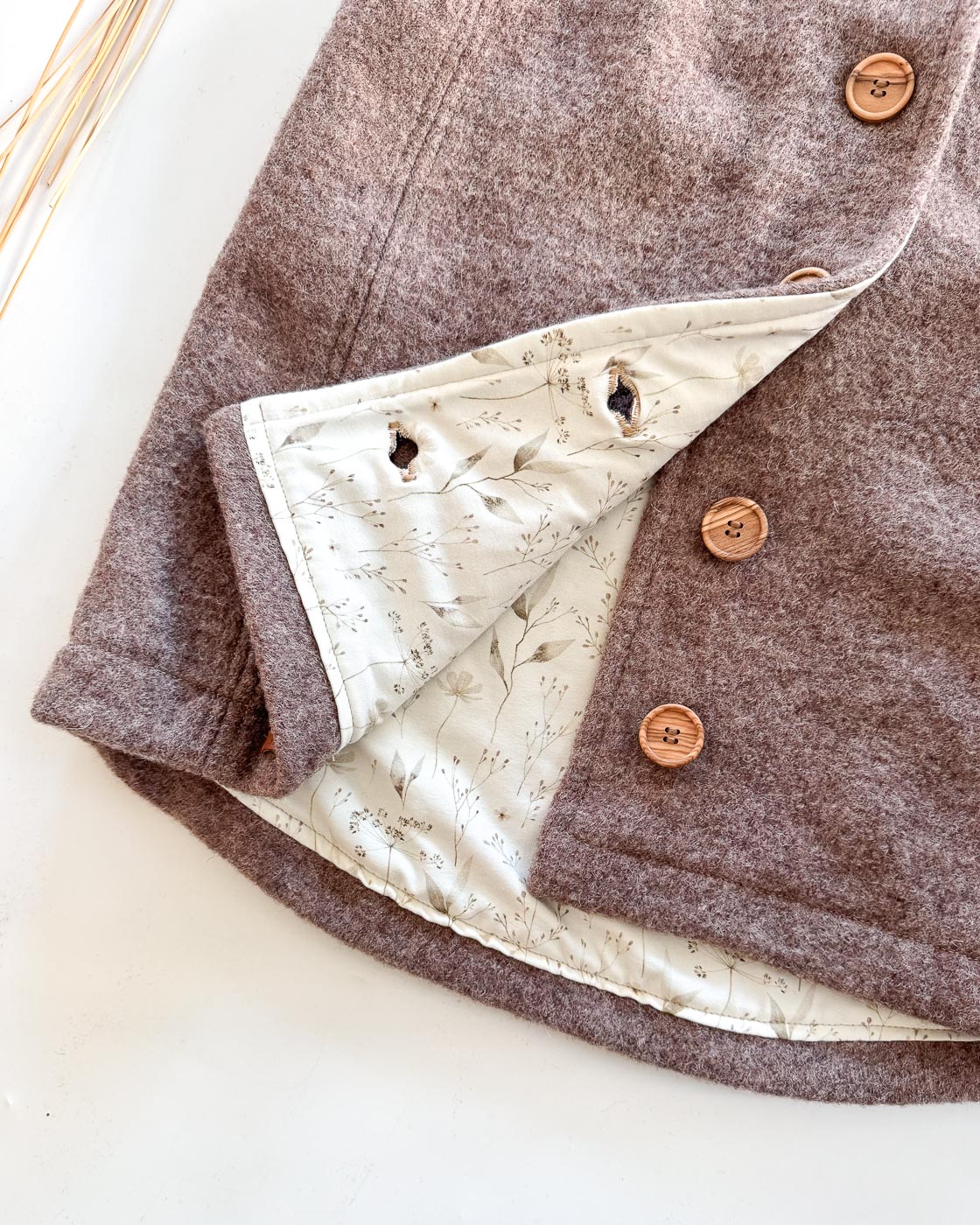 Sofortkauf: Walkweste mit Holzknöpfen in Schlamm mit Zarte Gräser, Gr. 152/158 – Bild 3