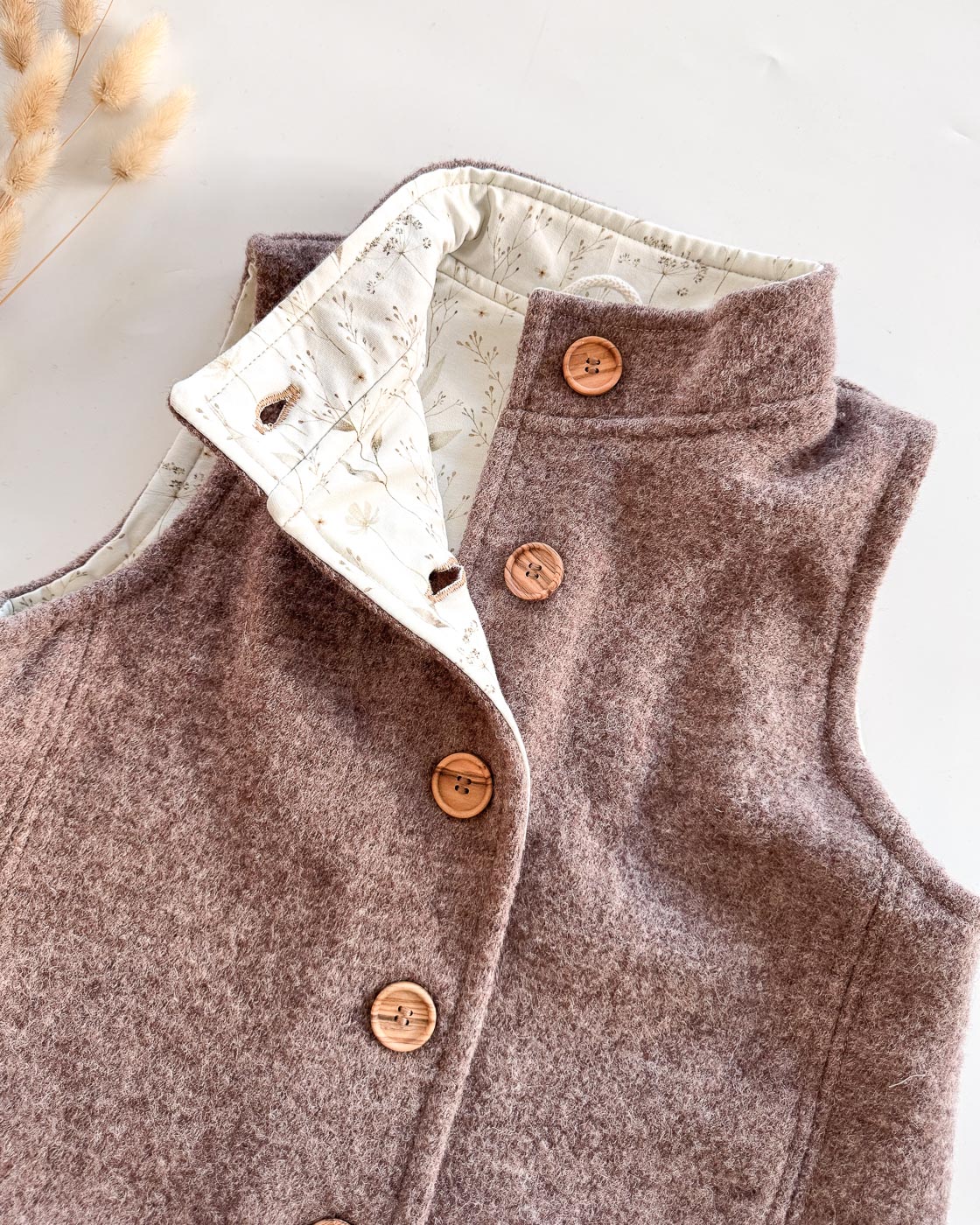 Sofortkauf: Walkweste mit Holzknöpfen in Schlamm mit Zarte Gräser, Gr. 152/158 – Bild 2