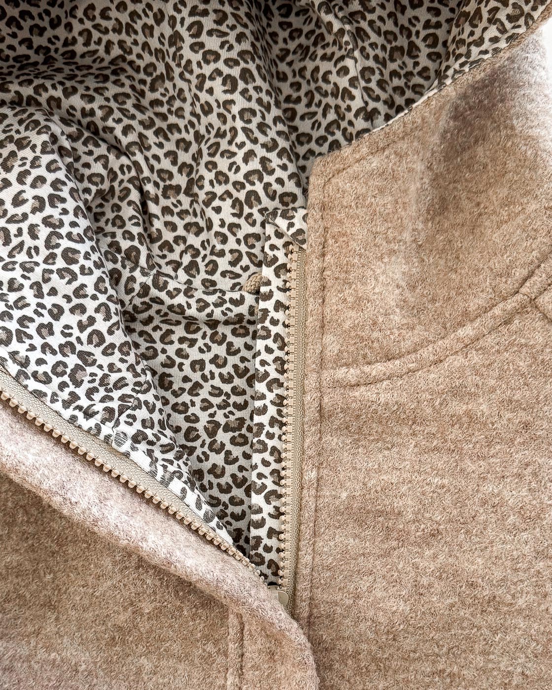 Sofortkauf: Walkjacke mit Reißverschluss mit Taschen in Sand Meliert/Leoprint, Gr. 110/116 – Bild 2