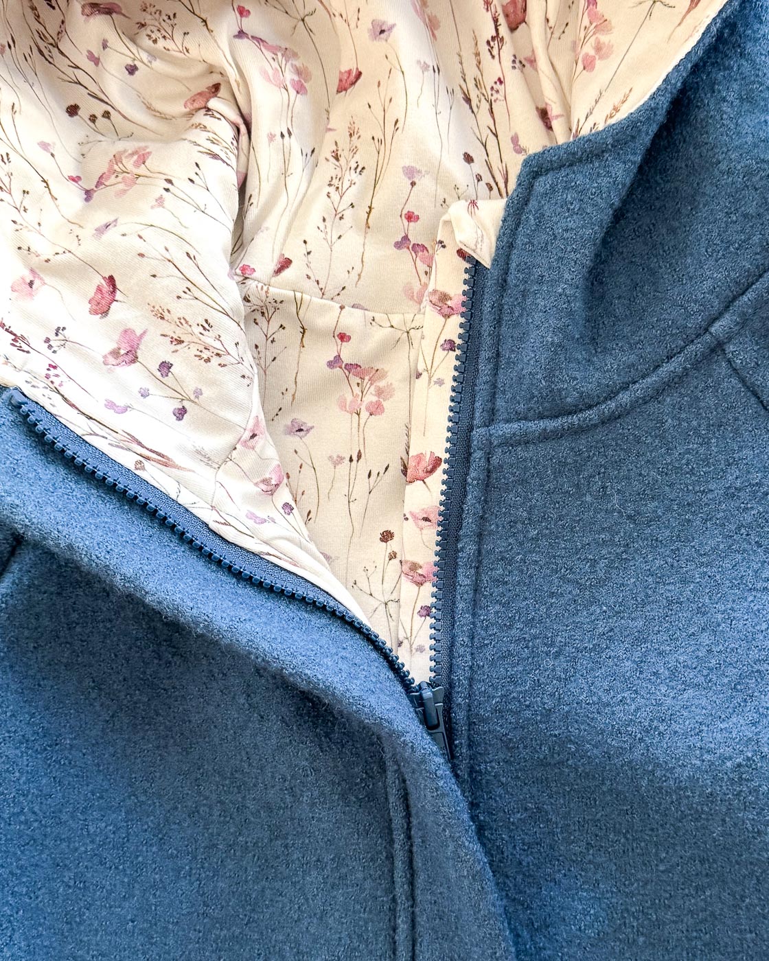 Sofortkauf: Walkjacke mit Reißverschluss mit Taschen in Rauchblau/Norwegian Flowers, Gr. 146/152 – Bild 2