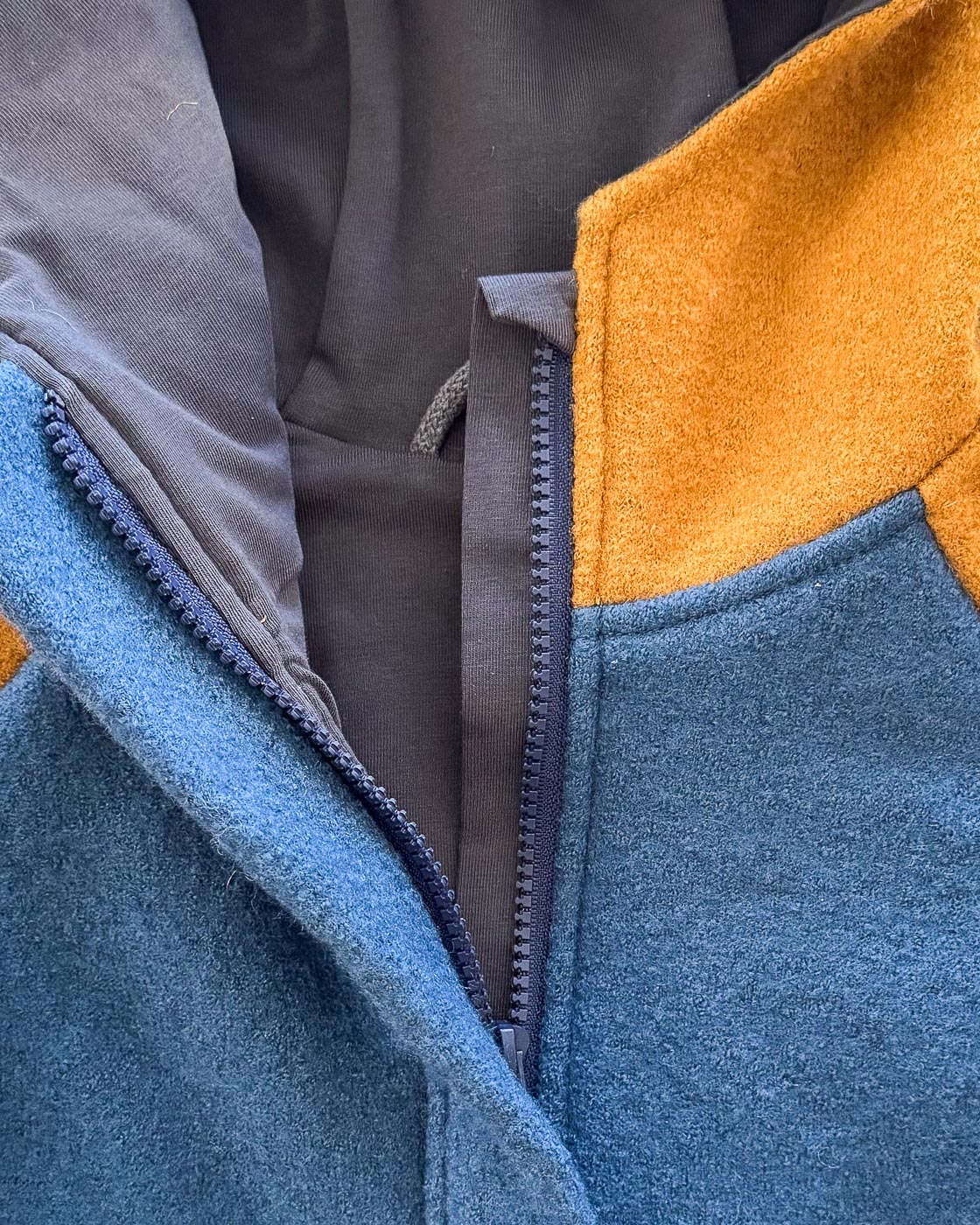 Sofortkauf: Colorblock Walkjacke mit runder Kapuze, Gr. 116/122 Rauchblau/Senf/Lila – Bild 2