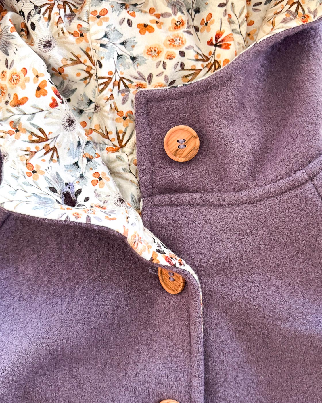 Sofortkauf: Walkjacke mit Holzknöpfen in Lila/Blütentraum, Gr. 134/140 – Bild 2