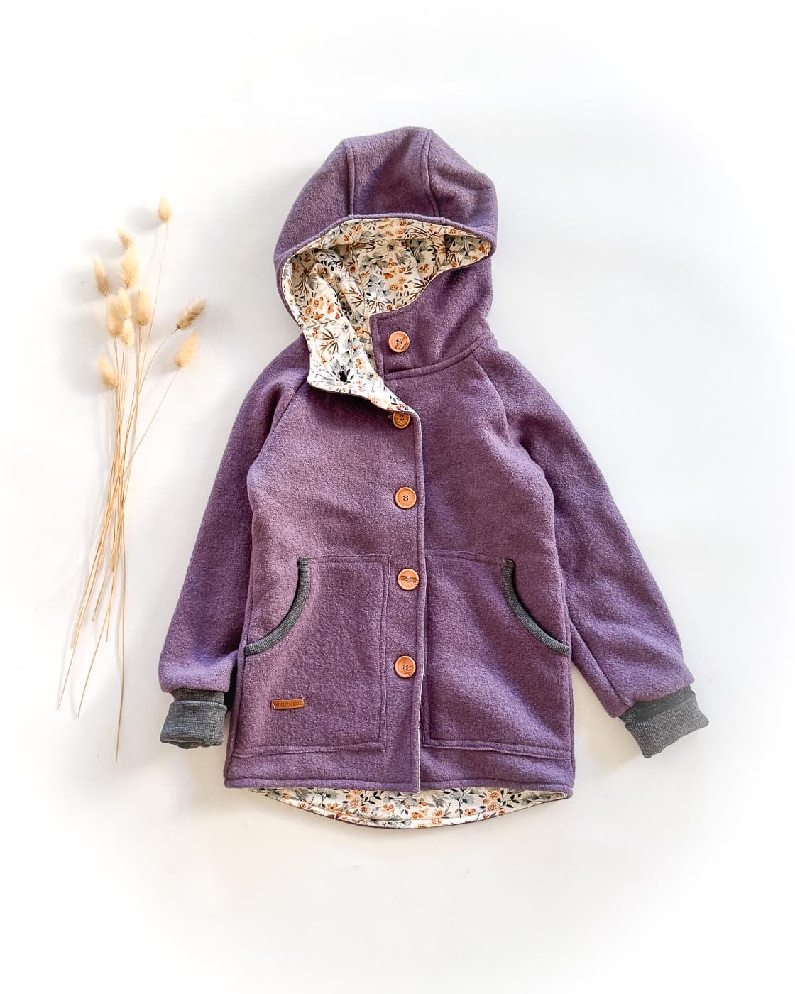 Sofortkauf: Walkjacke mit Holzknöpfen in Lila/Blütentraum, Gr. 134/140