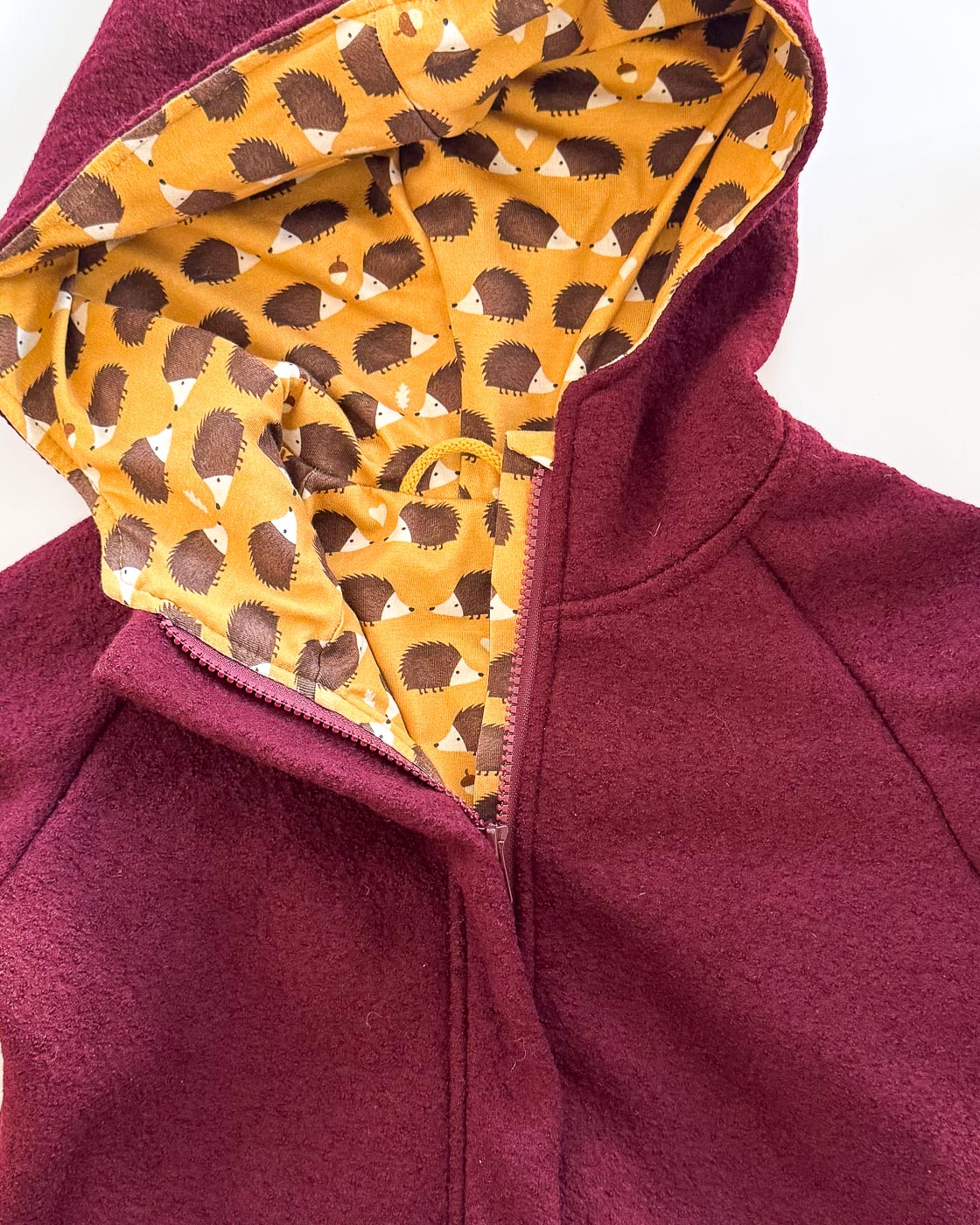 Sofortkauf: Merino-Walkjacke mit Reißverschluss in Beere/Verliebte Igel, Gr. 122/128 – Bild 2