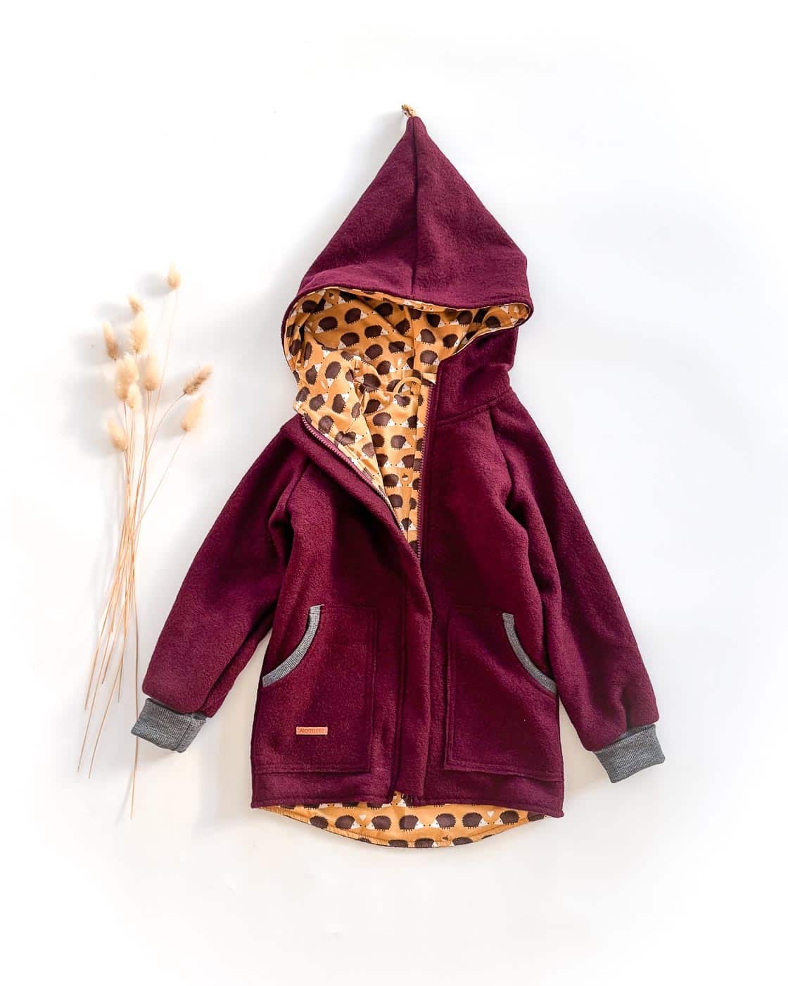 Sofortkauf: Merino-Walkjacke mit Reißverschluss in Beere/Verliebte Igel, Gr. 122/128