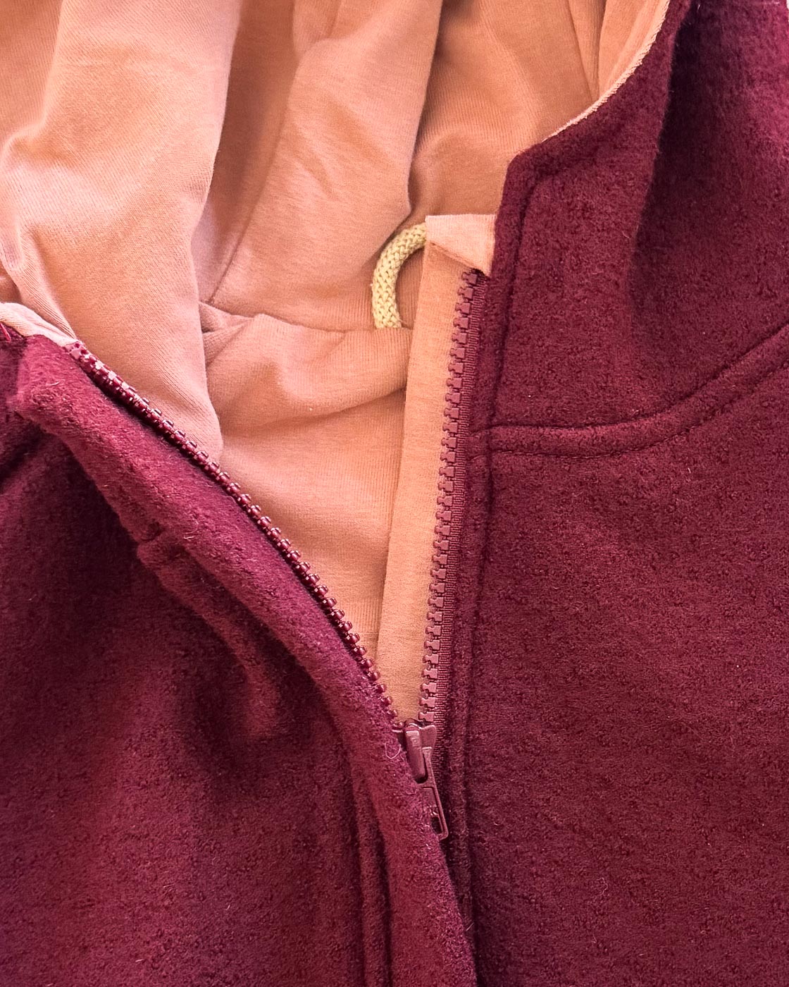 Sofortkauf: Merino-Walkjacke mit Reißverschluss und Bärenohren in Beere/Altrosa, Gr. 86/92 – Bild 2