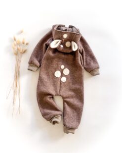 Sofortkauf: Walkoverall mit Reißverschluss in Schlamm mit Wolljersey-Futter und Rehapplikation, Gr. 92/98