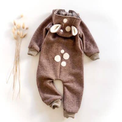 Sofortkauf: Walkoverall mit Reißverschluss in Schlamm mit Wolljersey-Futter und Rehapplikation, Gr. 92/98