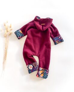 Sofortkauf: Walkoverall in Beere/Flowerfield mit Umschlagbündchen und Reißverschluss, Gr. 68/74