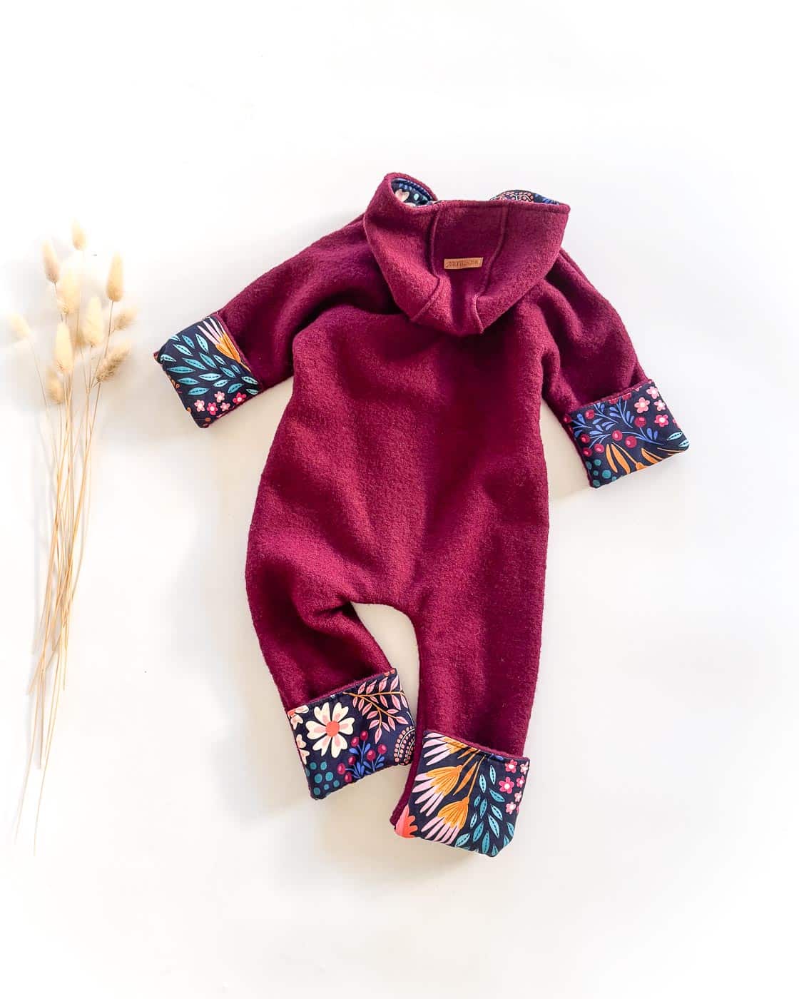 Sofortkauf: Walkoverall in Beere/Flowerfield mit Umschlagbündchen und Reißverschluss, Gr. 68/74