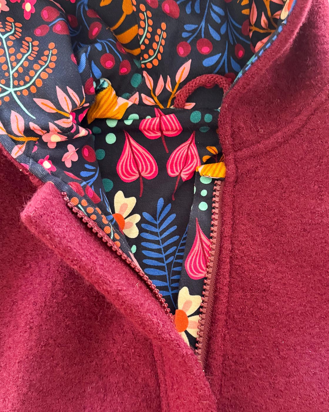 Sofortkauf: Walkoverall in Beere/Flowerfield mit Umschlagbündchen und Reißverschluss, Gr. 68/74 – Bild 2