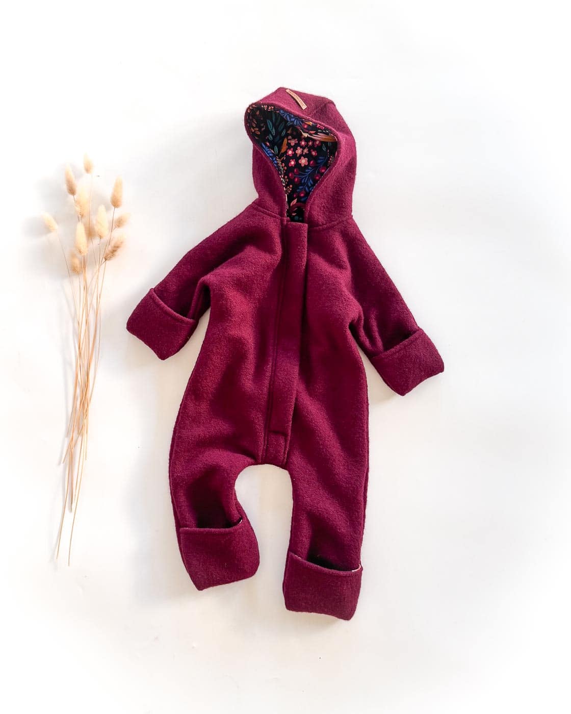 Sofortkauf: Walkoverall in Beere/Flowerfield mit Umschlagbündchen und Reißverschluss, Gr. 68/74 – Bild 3