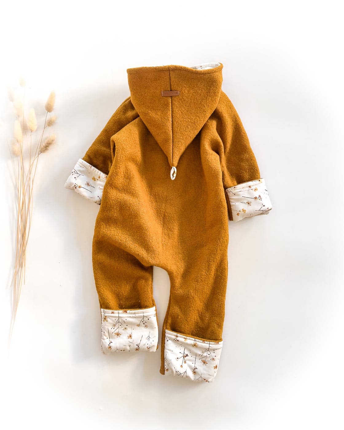 Sofortkauf: Merinowalk Overall mit Holzknöpfen in Senf/Tiny Amaryllis, Gr. 74/80