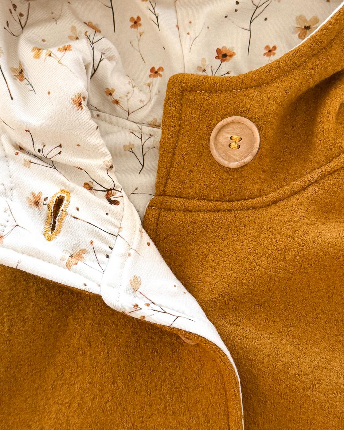 Sofortkauf: Merinowalk Overall mit Holzknöpfen in Senf/Tiny Amaryllis, Gr. 74/80 – Bild 3