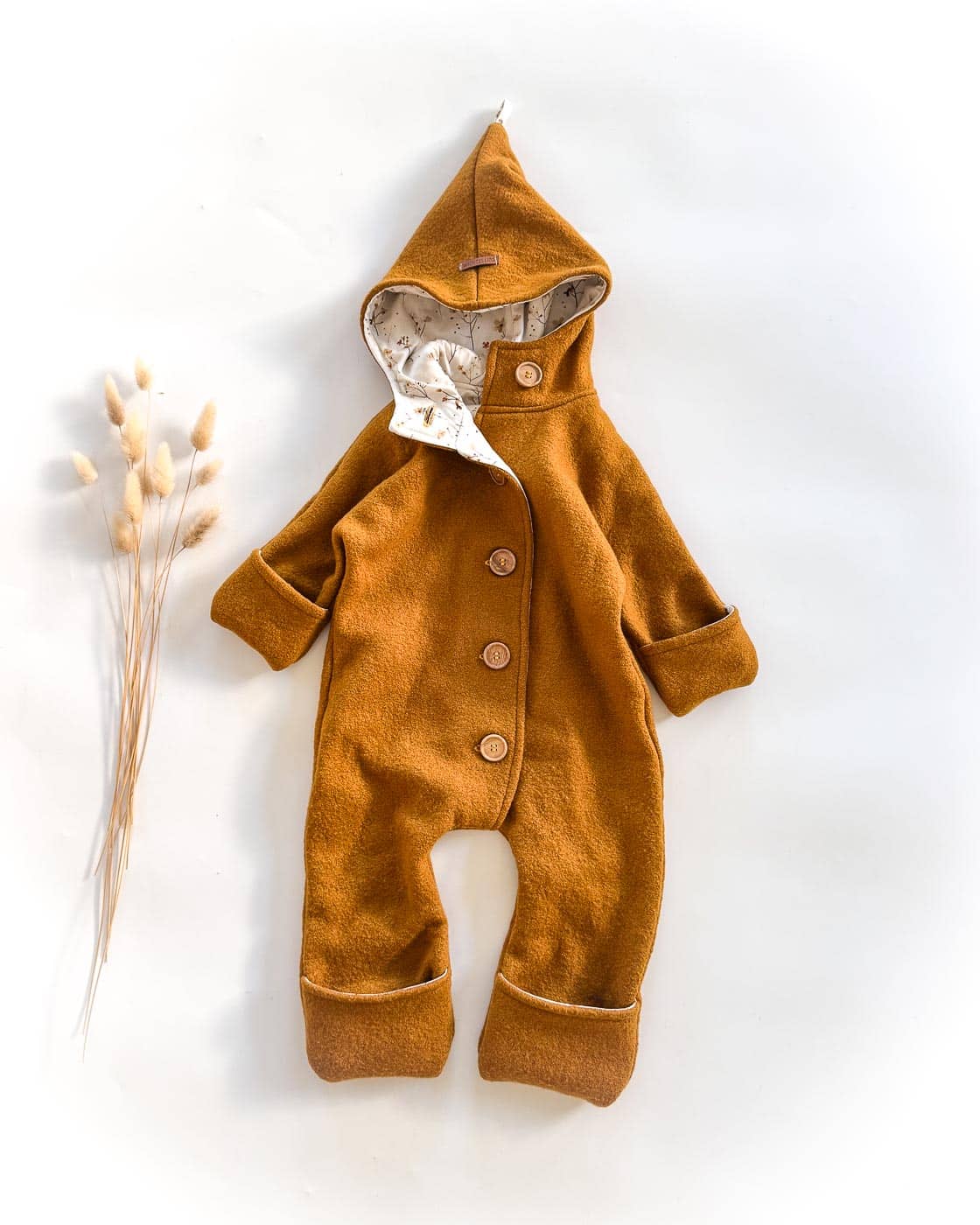 Sofortkauf: Merinowalk Overall mit Holzknöpfen in Senf/Tiny Amaryllis, Gr. 74/80 – Bild 4
