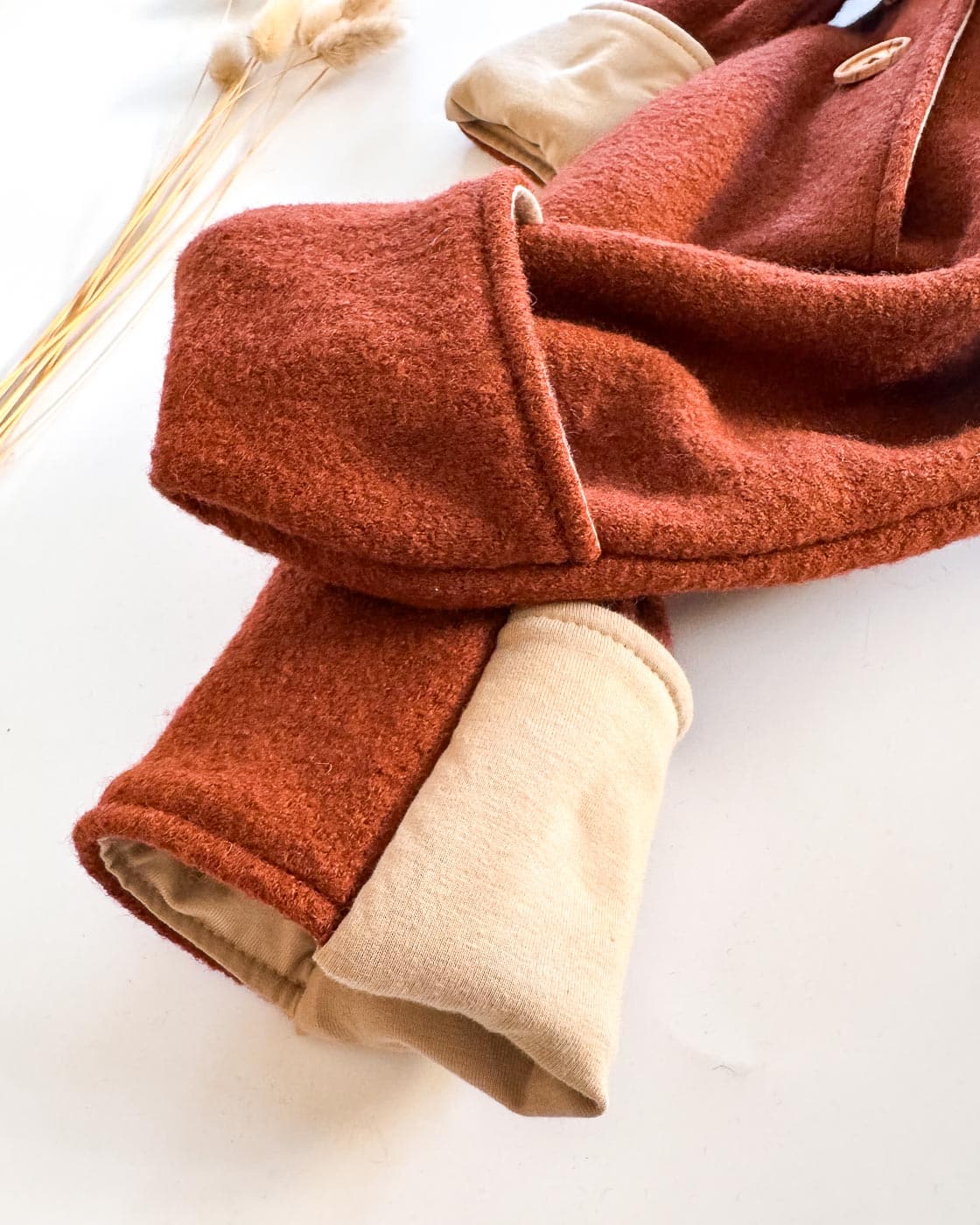 Sofortkauf: Walkoverall in Rost/Sand Uni mit Umschlagbündchen und Holzknöpfen, Gr. 68/74 – Bild 4